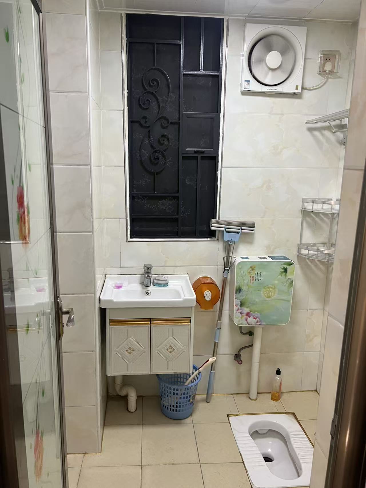 江湾御景电梯中高层三房两厅。高档装修，房子干净整洁，带家私家电，拎包入住，实价月租1480元.(可接受半年起